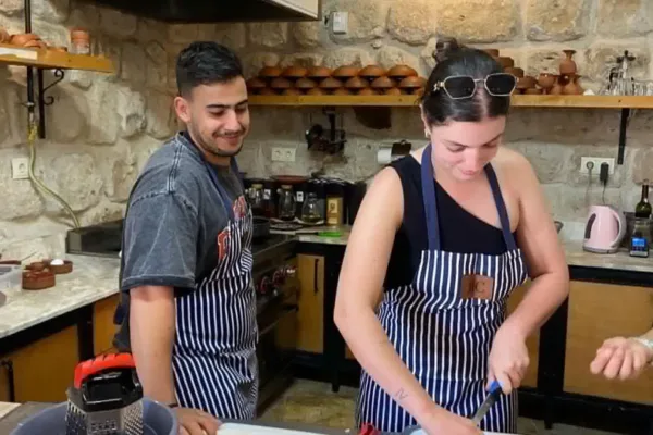 Cooking-Class---Couple-preparing-food-in-kitchen